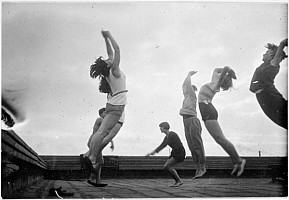 Gymnastik der Frauen auf dem Dach des Bauhauses, Foto: T. Lux Feininger, 1930, Bauhaus-Archiv / Museum für Gestaltung © Estate of T. Lux Feininger Gymnastik der Frauen auf dem Dach des Bauhauses, Foto: T. Lux Feininger, 1930, Bauhaus-Archiv / Museum für Gestaltung © Estate of T. Lux Feininger